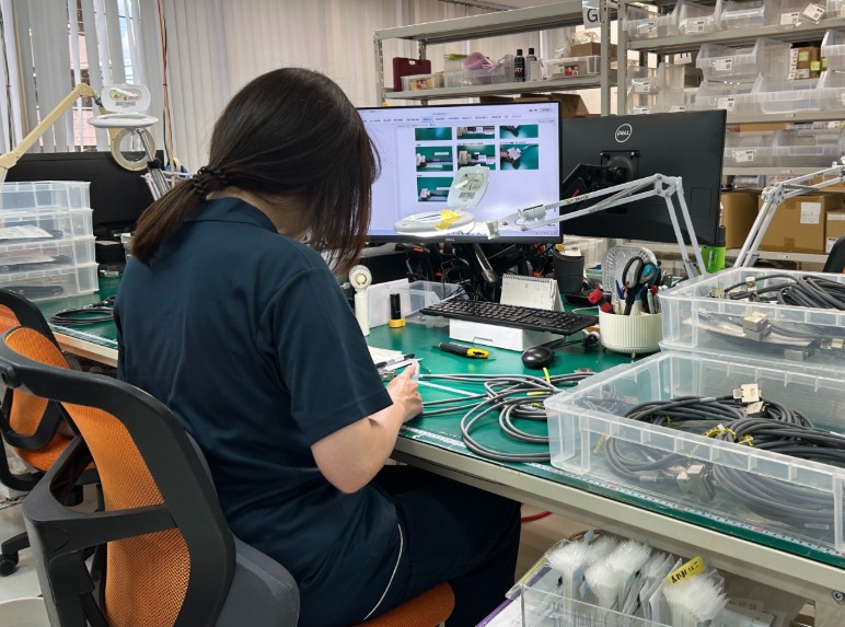 【調布】1人1台モニター見ながら座ってコツコツ、電子部品づくり